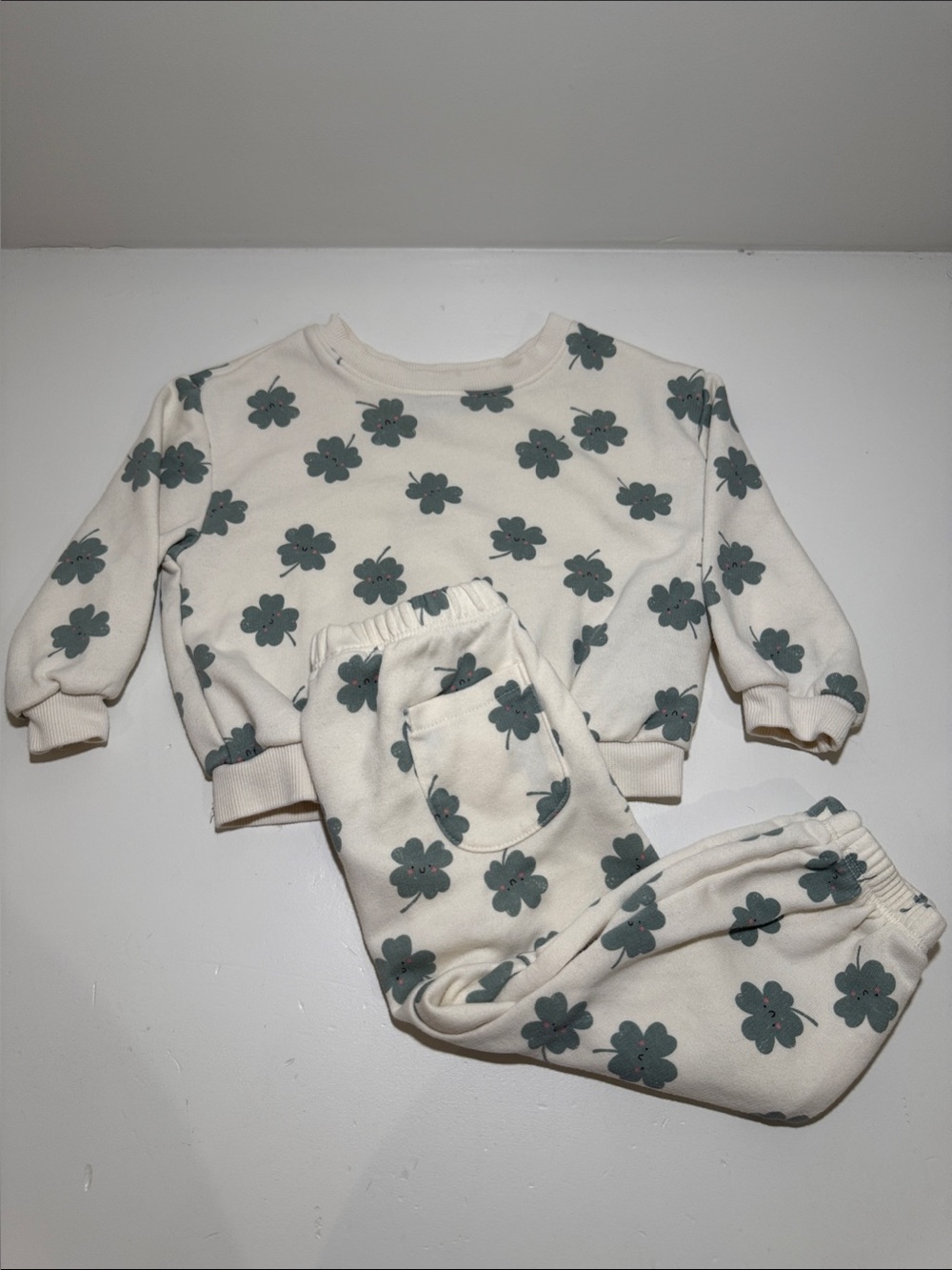 Old Navy 12-18M 2-Piece Sweatshirt & Sweatpants Set Cream Green Shamrock Clover